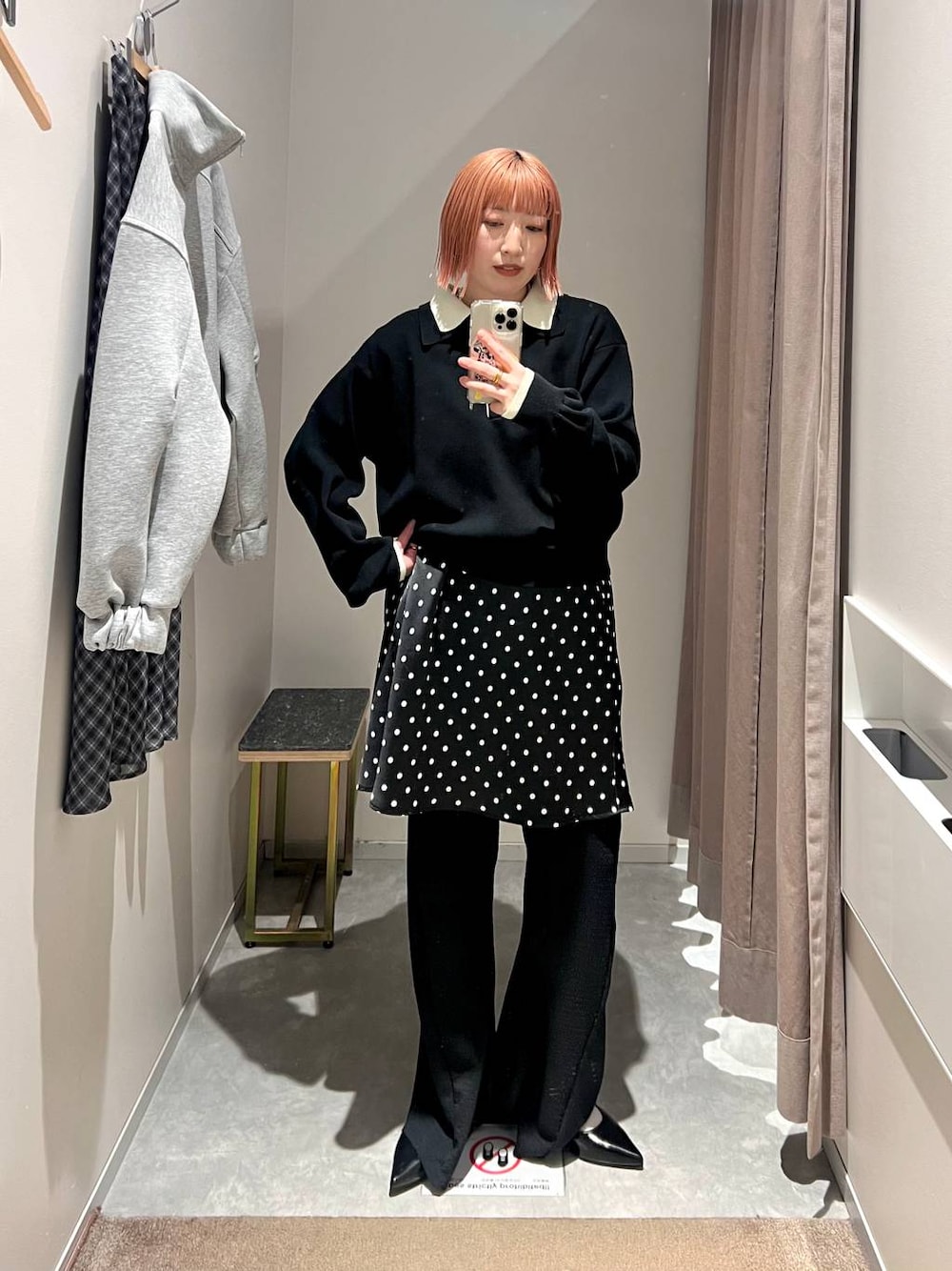 ブラック系のスカート、ブラック系のパンプス、ブラック系のニット/セーターを着用したレディースの冬コーディネートの1枚目の写真