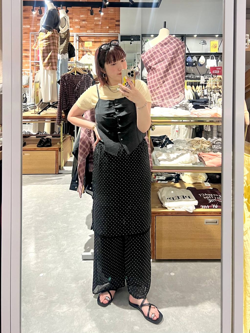 ブラック系のその他パンツ、グレー系のキャミソール、ゴールド系のTシャツ/カットソーを着用したレディースの夏コーディネートの1枚目の写真