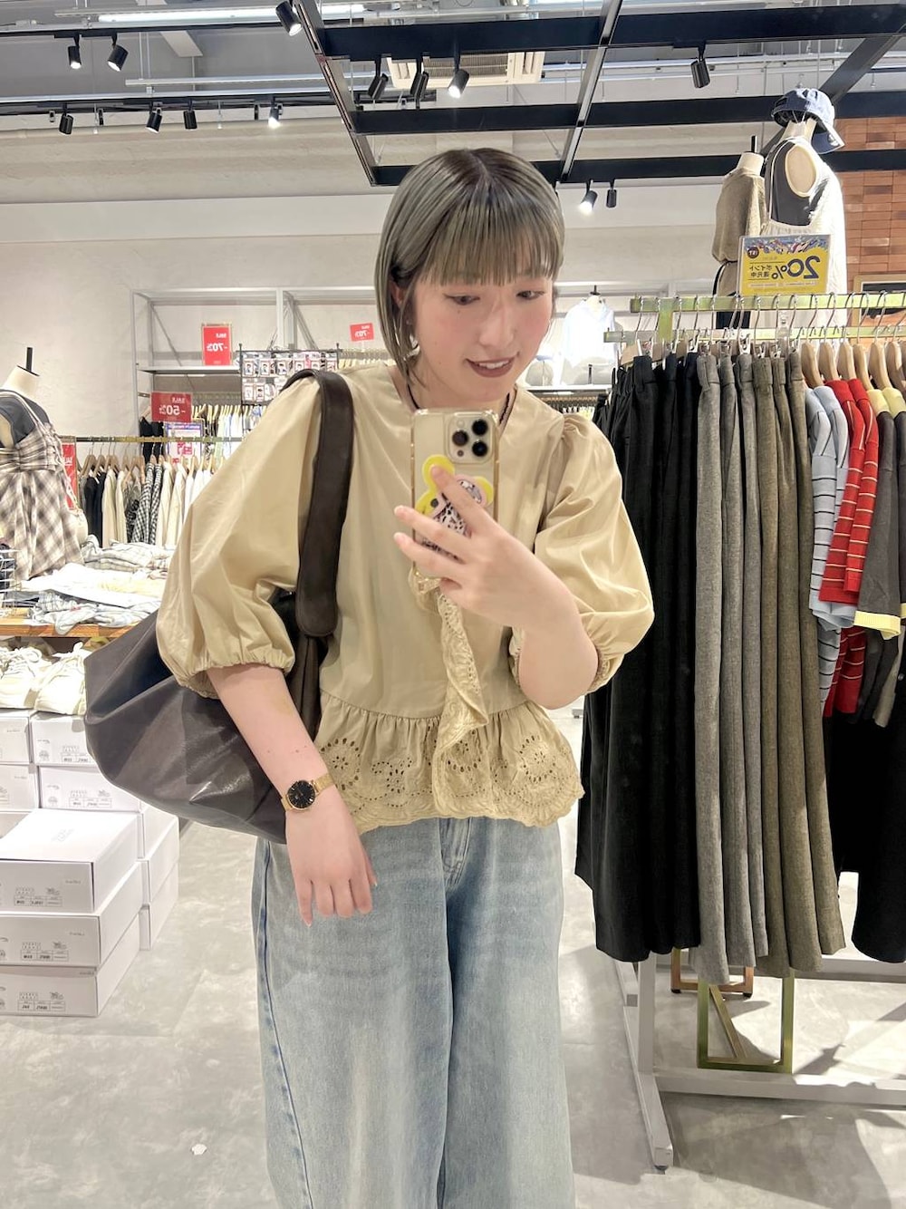 ブルー系のデニムパンツ、ブラウン系のサンダル、ベージュ系のシャツ/ブラウスを着用したレディースの春コーディネートの1枚目の写真