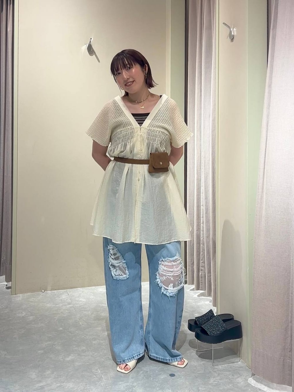 ホワイト系のシャツ/ブラウス、ブルー系のデニムパンツ、ブラウン系のタンクトップを着用したレディースの夏コーディネートの1枚目の写真