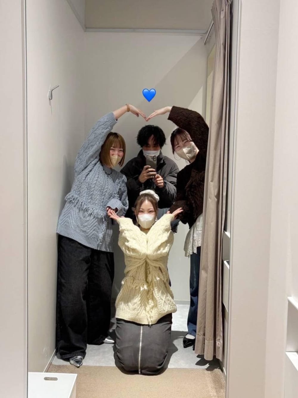 シルバー系のパンプス、ブラック系のデニムパンツ、ブルー系のニット/セーターを着用したレディースの秋コーディネートの1枚目の写真