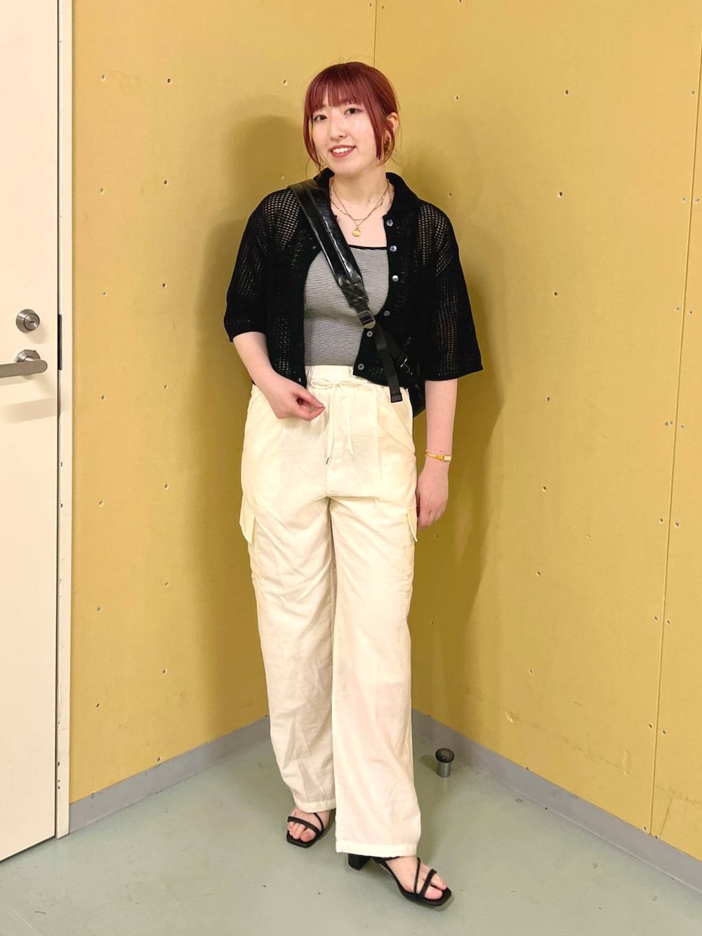 その他のTシャツ/カットソー、ホワイト系のカーゴパンツ、ブラック系のサンダルを着用したレディースの夏コーディネートの1枚目の写真