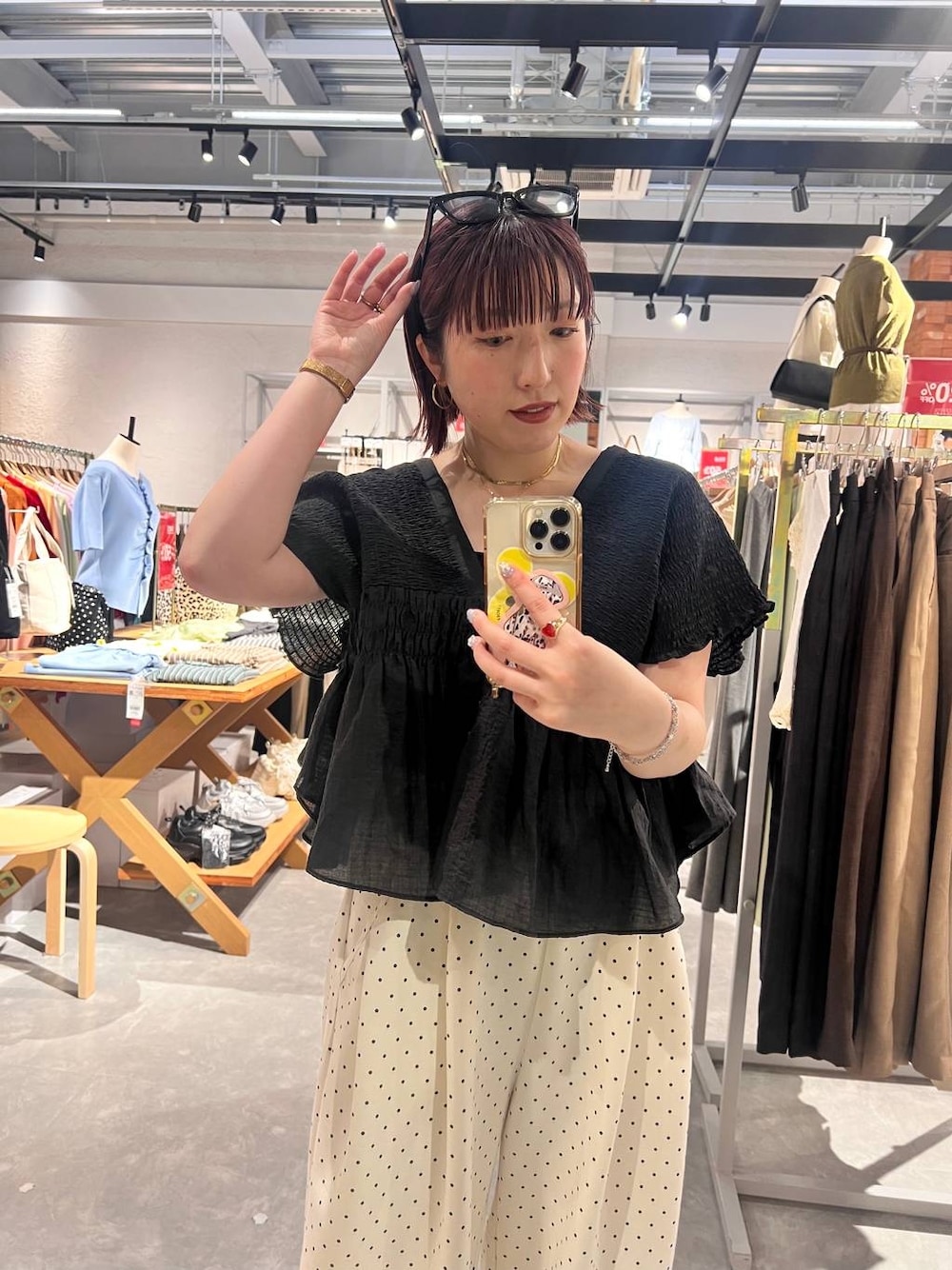 ホワイト系のスウェットパンツ、ブラック系のタンクトップ、ブラック系のサンダルを着用したレディースの夏コーディネートの1枚目の写真