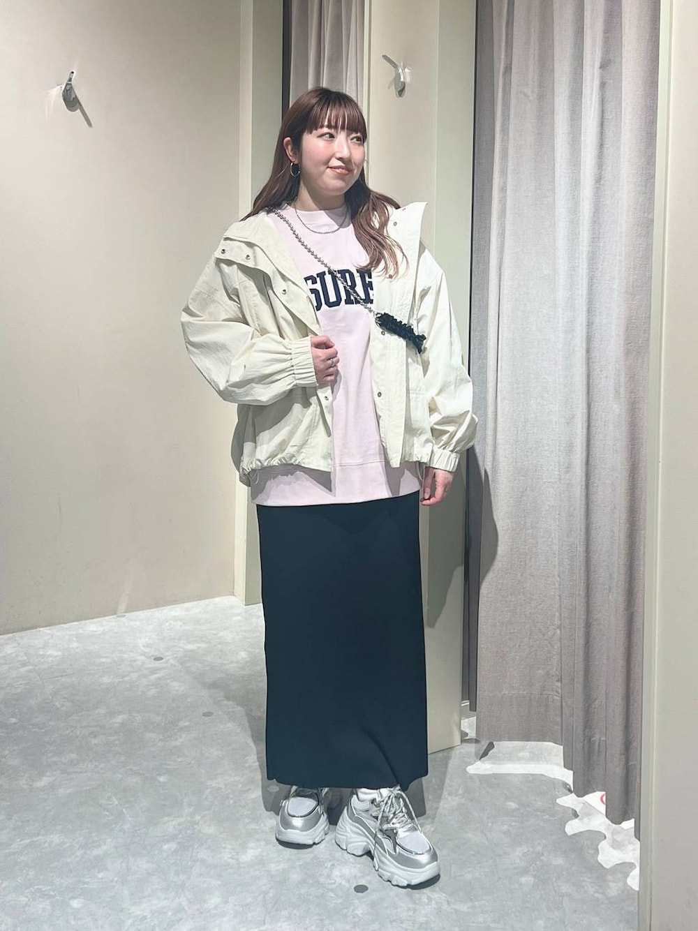「体型カバー、メンズライク、差し色コーデ、LOWRYS FARM、ローリーズスタイル_LOWRYS FARM、大人女子カジュアル_LOWRYS FARM、大人カジュアル、ラフ、おでかけ、旅行、デートコーデ、アウター、ブルゾン、スウェット、オーバーサイズ」｜「LOWRYS FARMのカットリブタイトスカート　103920（スカート、ブラック系）」を使った、kanamiさん（レディース・159cm）の春コーディネートの1枚目の写真