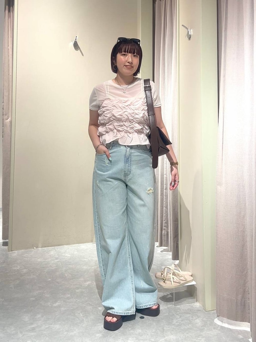 ホワイト系のTシャツ/カットソー、ピンク系のベスト、ブラウン系のショルダーバッグを着用したレディースの夏コーディネートの1枚目の写真