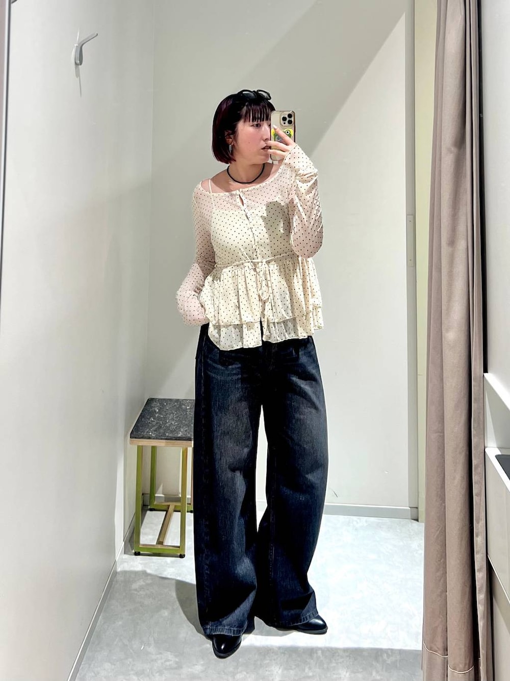 ホワイト系のTシャツ/カットソー、ブラック系のデニムパンツを着用したレディースの秋コーディネートの1枚目の写真
