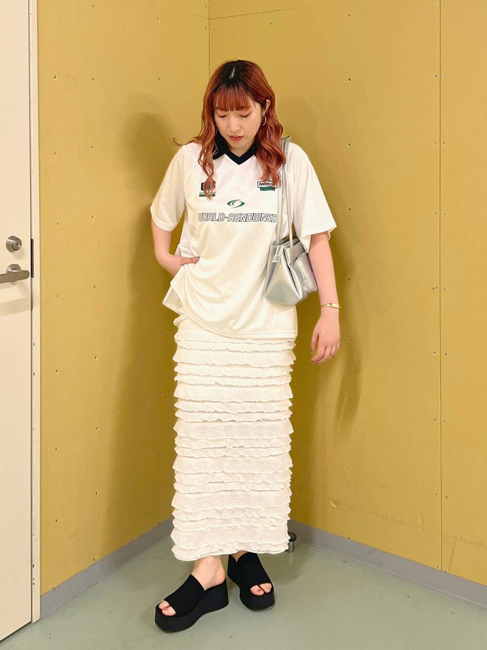 ブラック系のサンダル、ホワイト系のスカート、ホワイト系のTシャツ/カットソーを着用したレディースの夏コーディネートの1枚目の写真