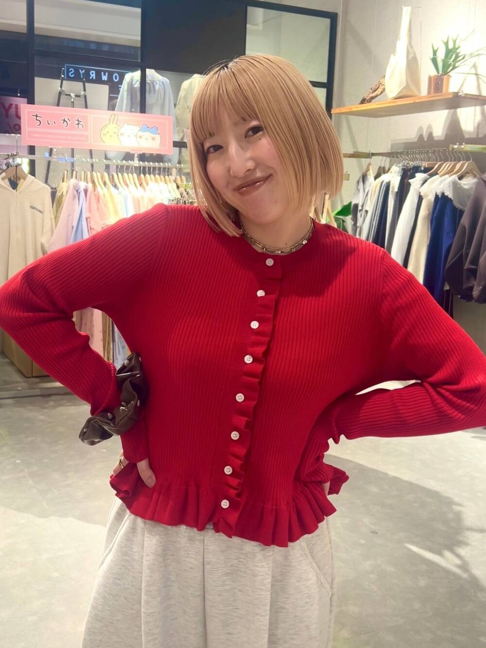 グレー系のスウェットパンツ、レッド系のTシャツ/カットソー、ブラウン系のヘアゴムを着用したレディースの冬コーディネートの1枚目の写真