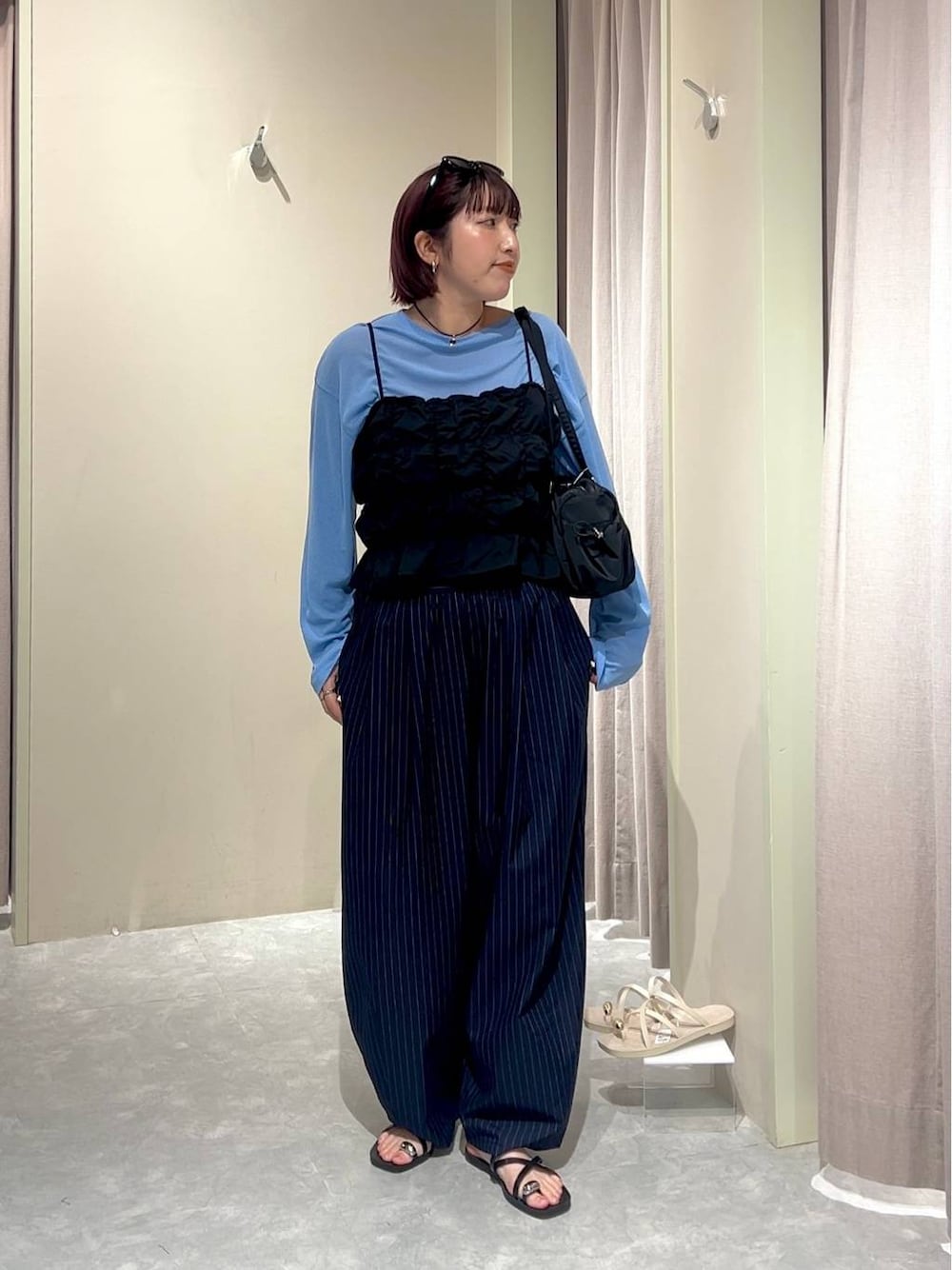 ブラック系のベスト、ブルー系のその他パンツ、ブルー系のTシャツ/カットソーを着用したレディースの秋コーディネートの1枚目の写真