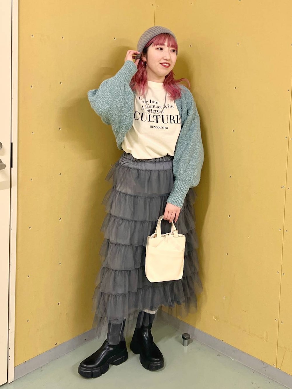 「LOWRYS FARM、ローリーズスタイル_LOWRYS FARM、大人女子カジュアル_LOWRYS FARM、カジュアル、冬コーデ、春コーデ、旅行、デート/ロマンティック、カーディガン、ゆったり、スカート、ロンT、ブーツ、軽量、バッグ」｜「LOWRYS FARMのマルチＷＡＹブークレボレロ　105093（ニット/セーター、グリーン系）」を使った、kanamiさん（レディース・159cm）の冬コーディネートの1枚目の写真