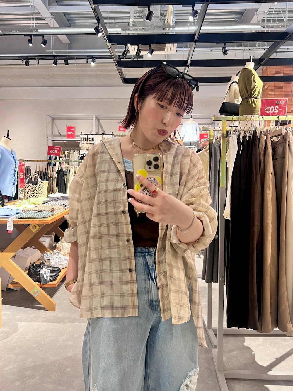 ブルー系のデニムパンツ、ベージュ系のシャツ/ブラウス、ブラック系のサンダルを着用したレディースの夏コーディネートの1枚目の写真