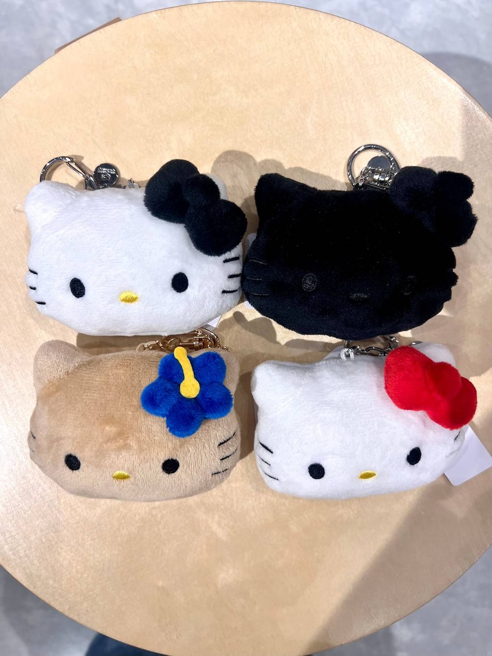 ブラック系のキーホルダーを着用したレディースの冬コーディネートの1枚目の写真