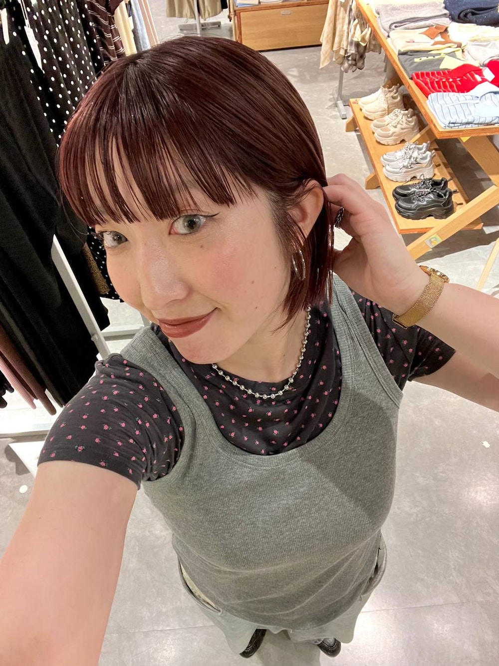 グレー系のタンクトップ、ブルー系のデニムパンツ、ブラック系のローファーを着用したレディースの夏コーディネートの1枚目の写真
