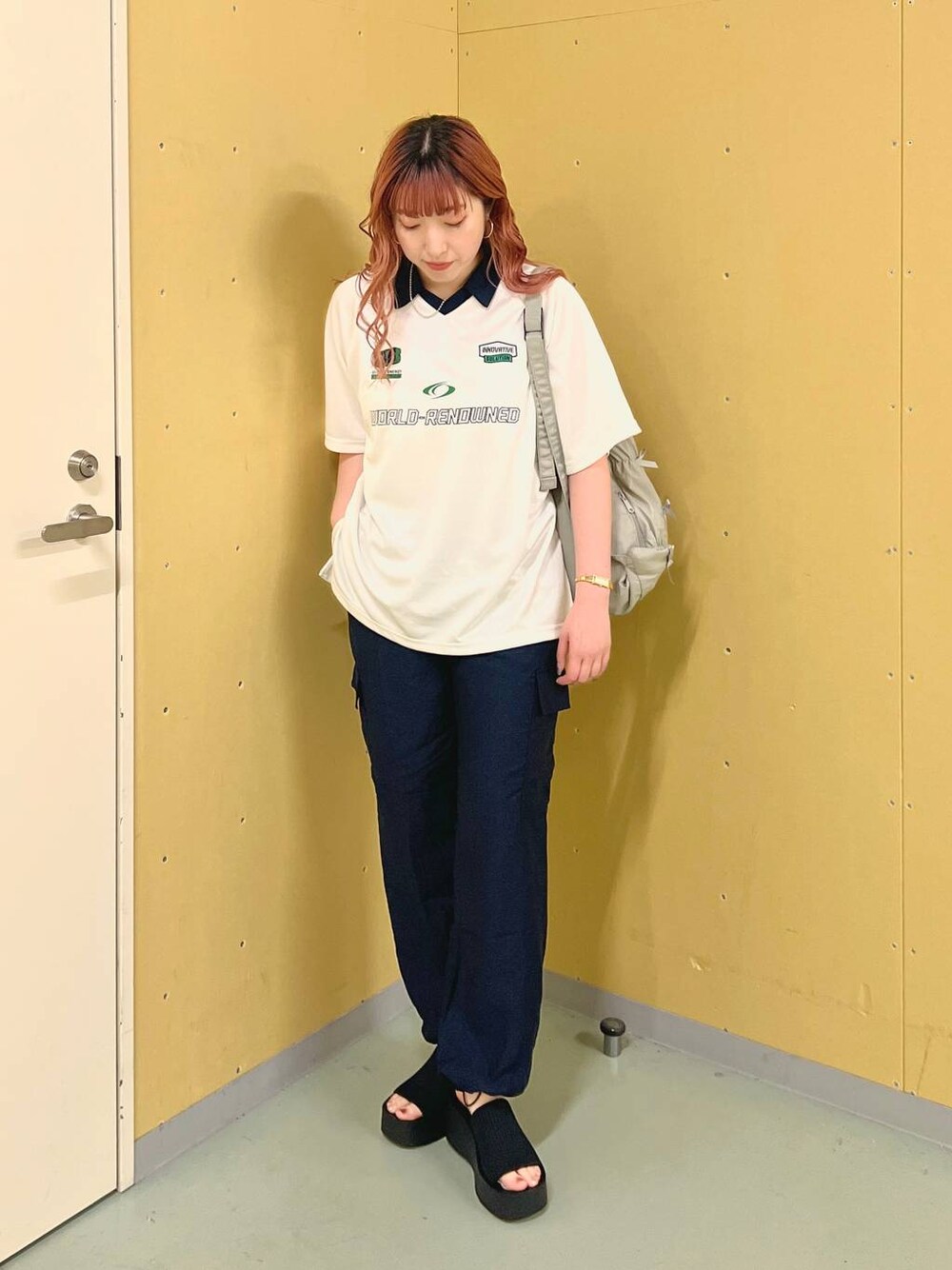 ブラック系のサンダル、ブルー系のカーゴパンツ、ホワイト系のTシャツ/カットソーを着用したレディースの夏コーディネートの1枚目の写真