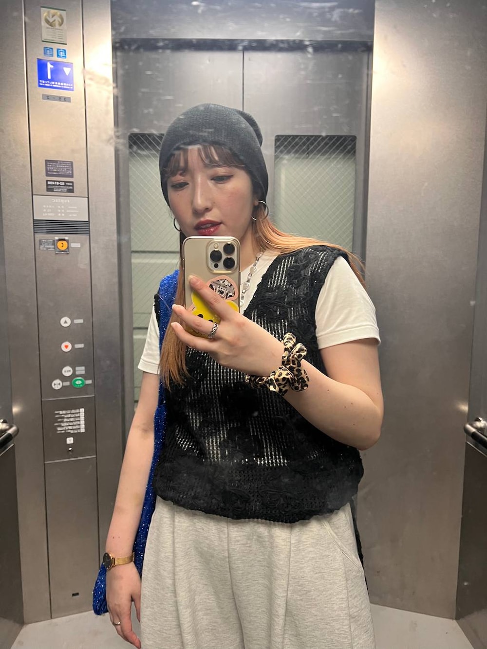 ホワイト系のTシャツ/カットソー、グレー系のデニムパンツ、ベージュ系のサンダルを着用したレディースの夏コーディネートの1枚目の写真