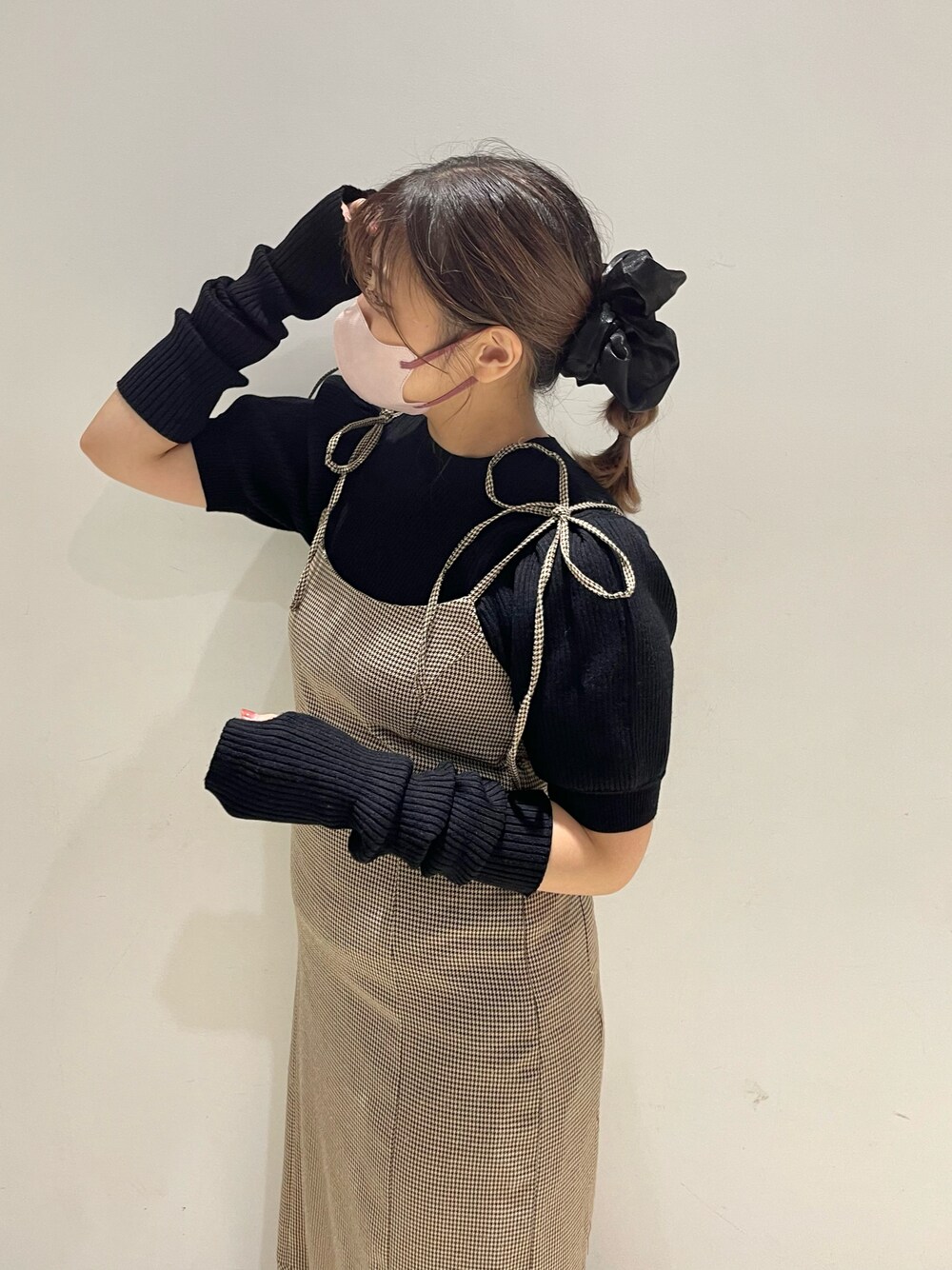 「アームウォーマー、ワンピース、初秋コーデ、今日のコーデ、#秋コーデ、ニット、ナイスクラップ、nice claup、one after another NICE CLAUP」｜「one after another NICE CLAUPのアームウォーマー前後2WAYリブニット（ニット/セーター、ブラック系）」を使った、おみほさん（レディース・154cm）の秋コーディネートの1枚目の写真