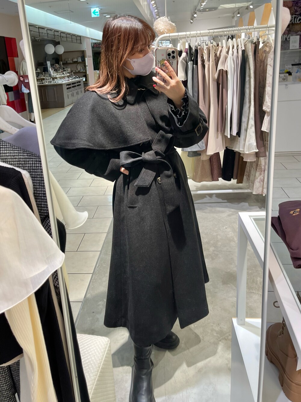 「ケープコート、ケープ付きコート、アウター、ロングコート、ブラックコーデ、ロングコート 黒、ナイスクラップ、nice claup、one after another NICE CLAUP」｜「one after another NICE CLAUPの大人可愛い。ケープ付きロングステンカラーコート（ステンカラーコート、ブラック系）」を使った、おみほさん（レディース・154cm）の秋コーディネートの1枚目の写真