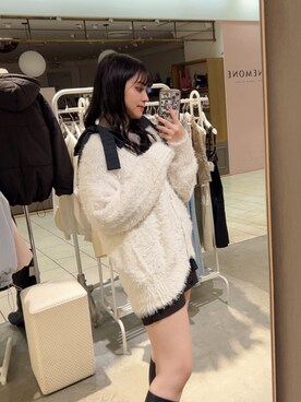 おみほさんの「シンプルにもフェミニンにもあざと可愛い。ロングフェザーカーディガン」を使ったコーディネート