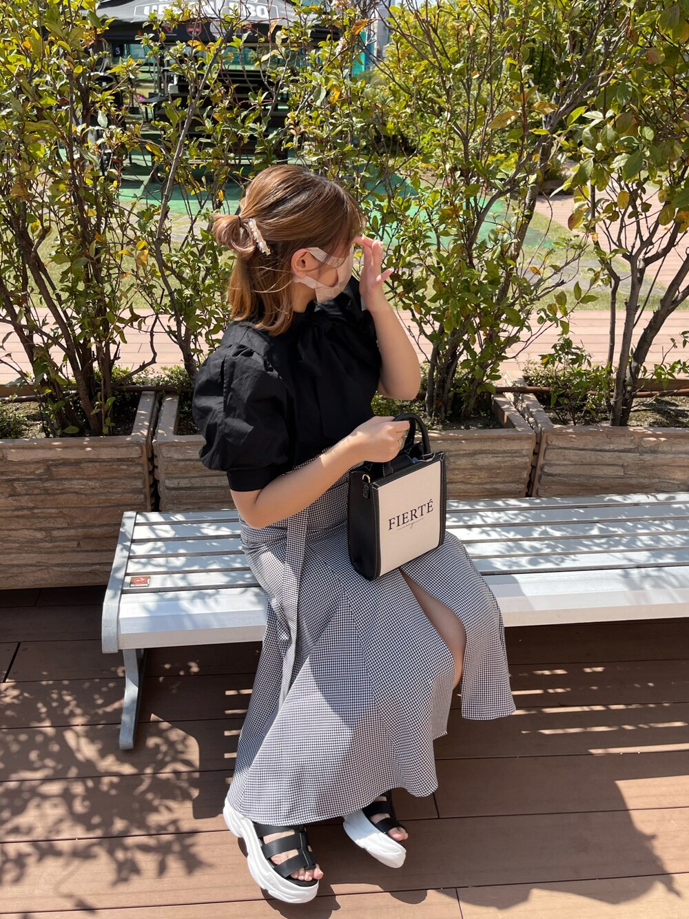 ブラック系のショルダーバッグ、その他のスカート、ブラック系のサンダルを着用したレディースの春コーディネートの1枚目の写真