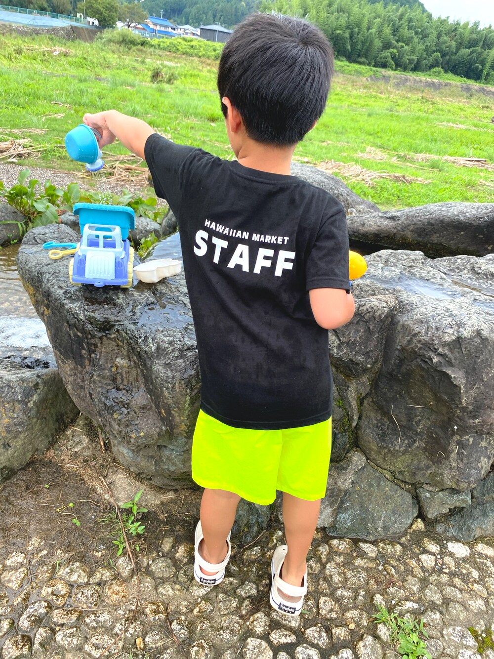 「leilani.shopのアイテム（Tシャツ/カットソー、ブラック系）」を使った、SHUNKIさん（キッズ・120cm）の秋コーディネートの1枚目の写真