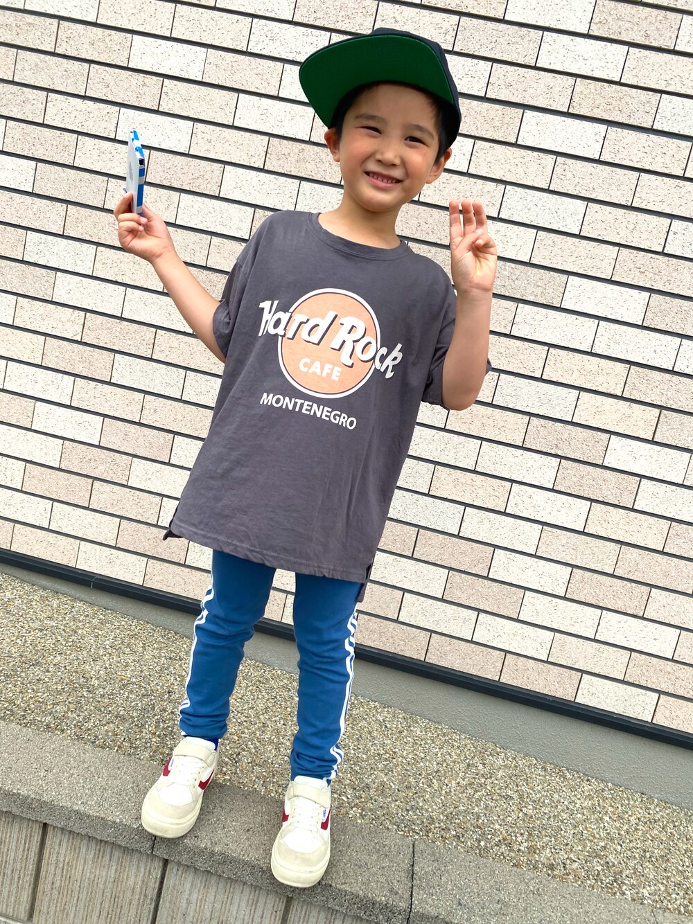 グレー系のTシャツ/カットソー、ブルー系のパンツ、ホワイト系のスニーカーを着用したキッズの夏コーディネートの1枚目の写真