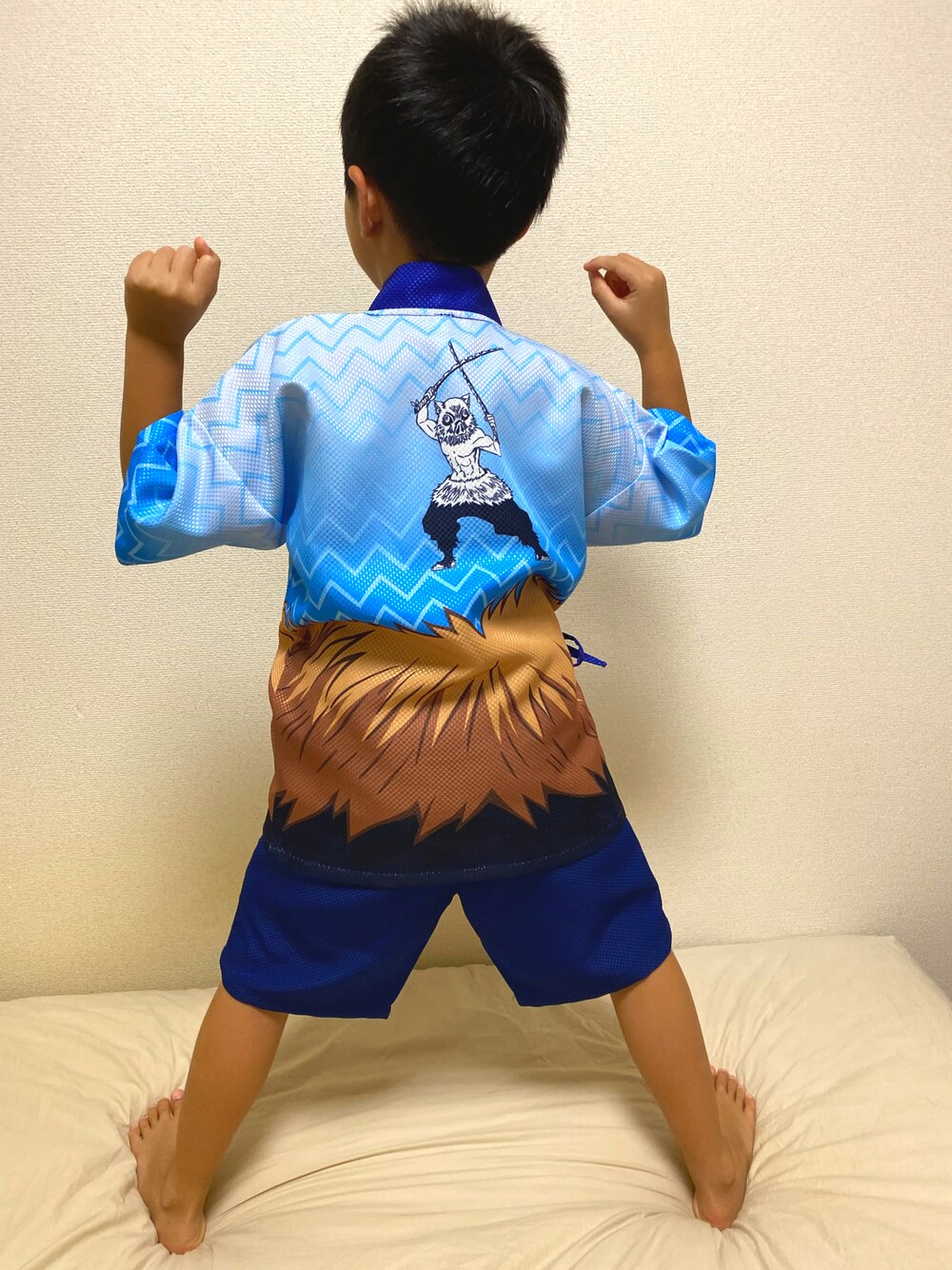 ブルー系の水着/着物・浴衣を着用したキッズの秋コーディネートの1枚目の写真