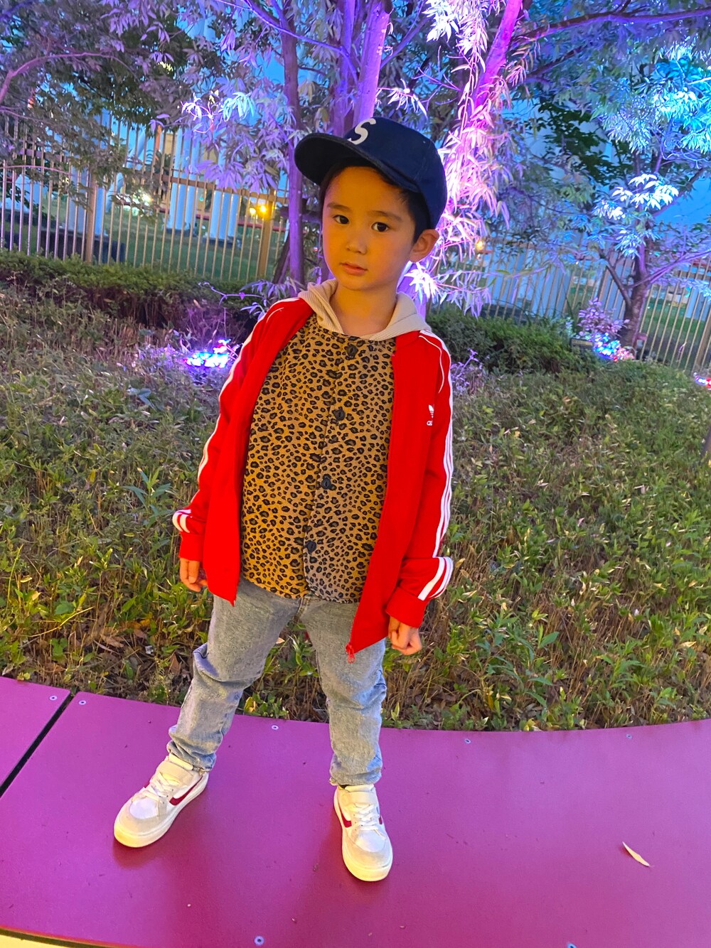 ブラウン系のトップス、レッド系のパーカー、ブルー系のデニムパンツを着用したキッズの夏コーディネートの1枚目の写真