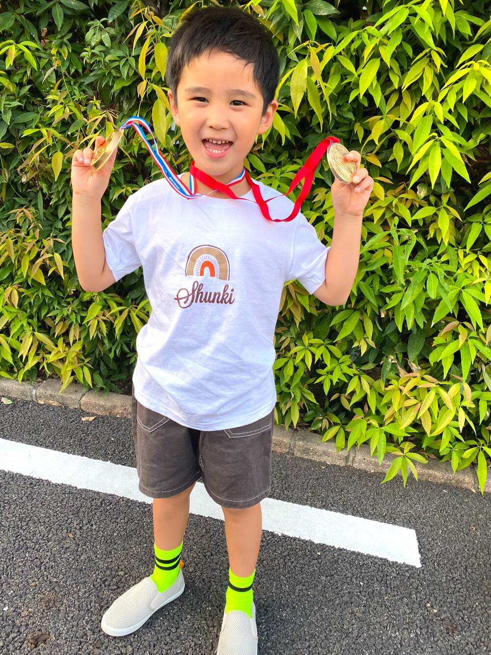 ホワイト系のTシャツ/カットソー、ブラック系のパンツ、ベージュ系のスリッポンを着用したキッズの秋コーディネートの1枚目の写真