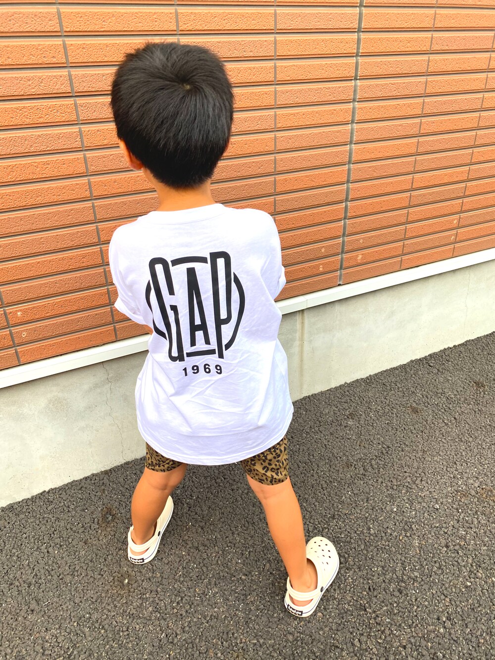 「GAPのGapロゴtシャツ（Tシャツ/カットソー、ホワイト系）」を使った、SHUNKIさん（キッズ・120cm）の秋コーディネートの1枚目の写真