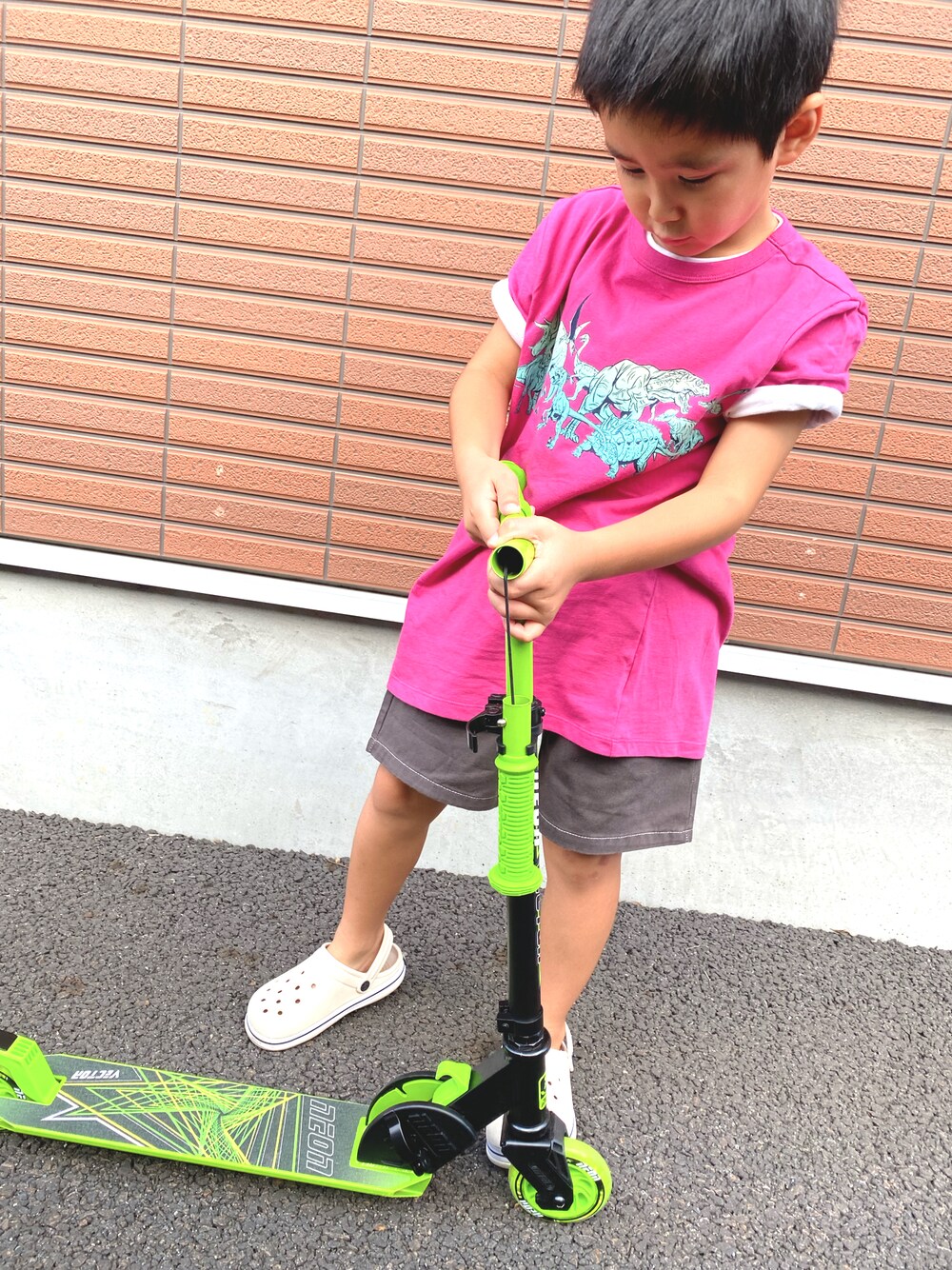 「GAPのオーガニックグラフィックtシャツ (キッズ)（Tシャツ/カットソー、ピンク系）」を使った、SHUNKIさん（キッズ・120cm）の夏コーディネートの1枚目の写真