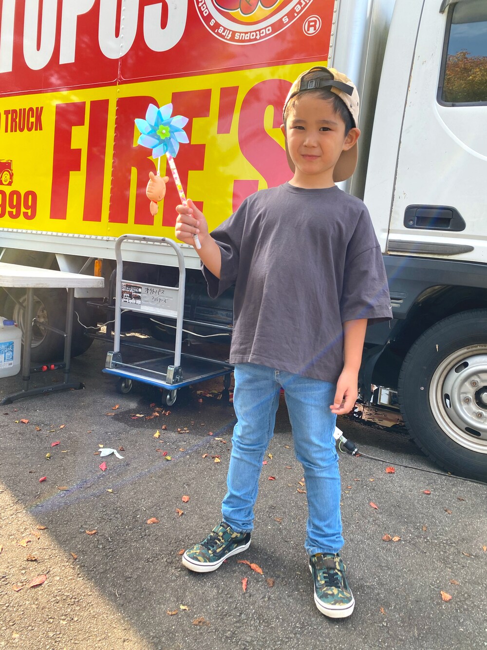 「kokokidsのアイテム（Tシャツ/カットソー、グレー系）」を使った、SHUNKIさん（キッズ・120cm）の秋コーディネートの1枚目の写真