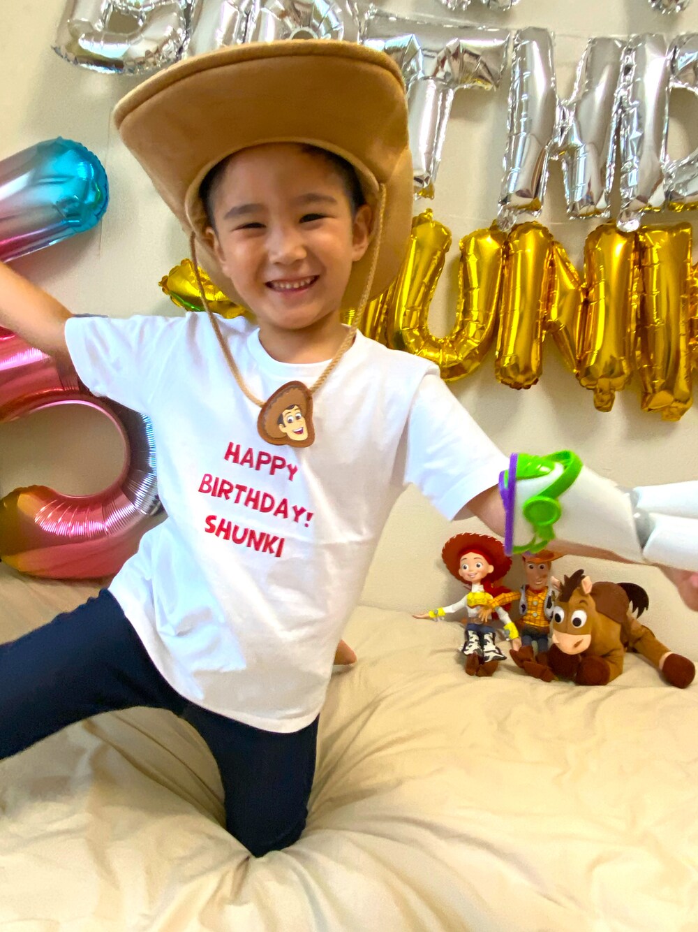 ホワイト系のTシャツ/カットソー、ブルー系のデニムパンツを着用したキッズの夏コーディネートの1枚目の写真