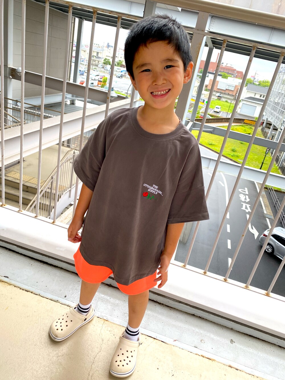 グレー系のTシャツ/カットソー、オレンジ系のパンツを着用したキッズの夏コーディネートの1枚目の写真