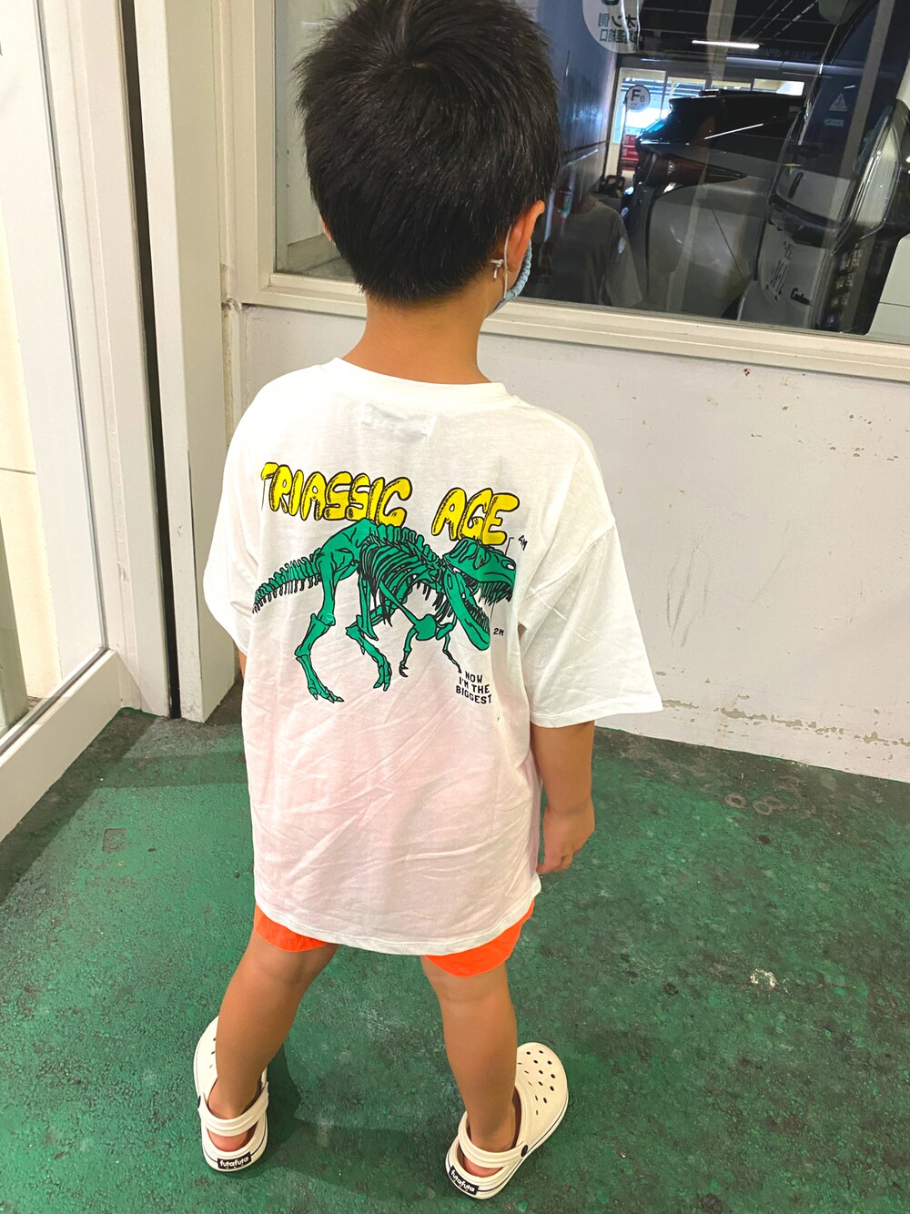「ZARA KIDSのアイテム（Tシャツ/カットソー、ホワイト系）」を使った、SHUNKIさん（キッズ・120cm）の秋コーディネートの1枚目の写真