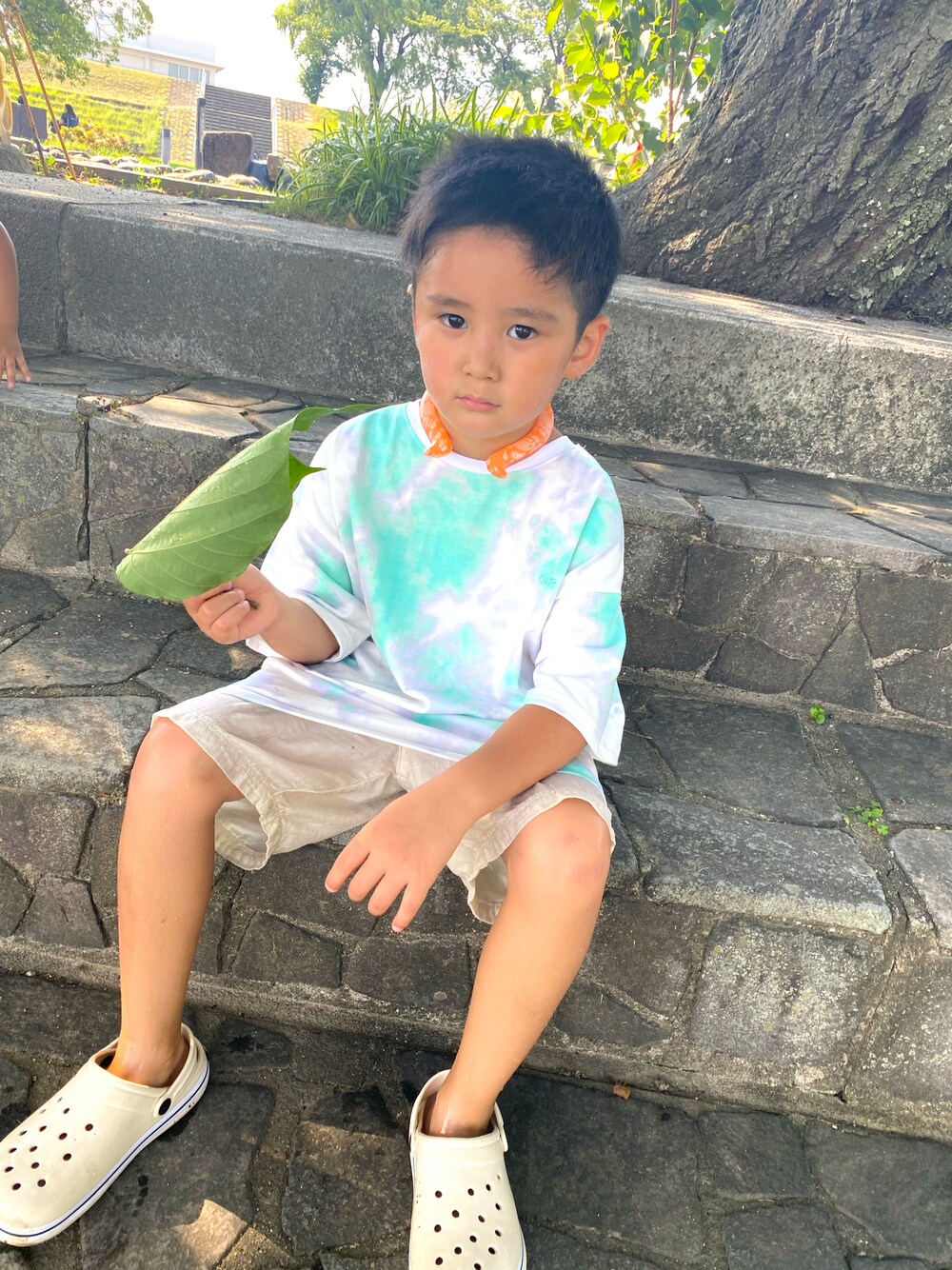 ブルー系のTシャツ/カットソー、ホワイト系のパンツを着用したキッズの夏コーディネートの1枚目の写真