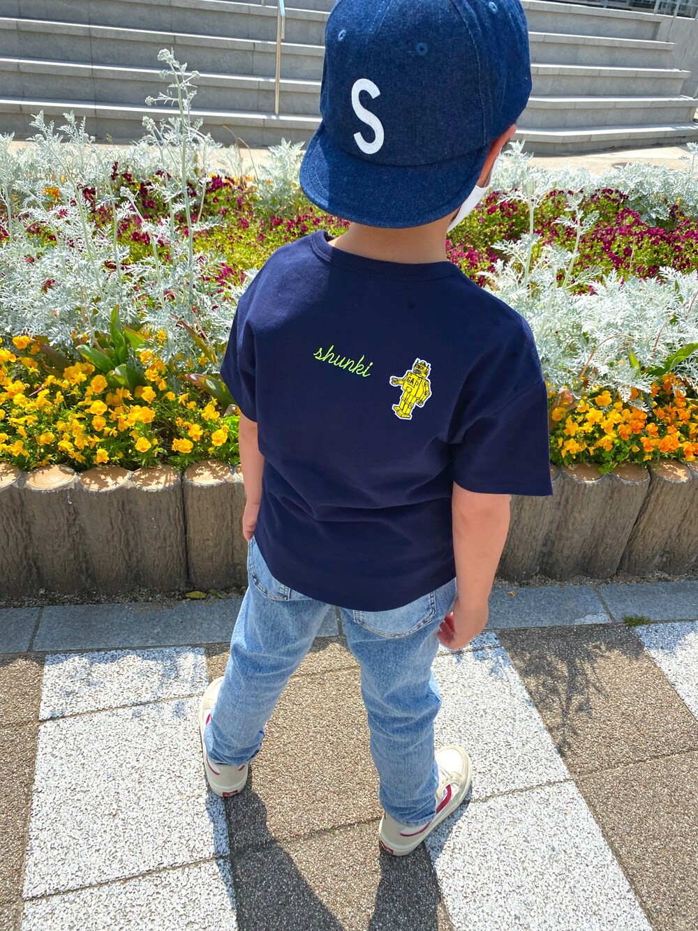 ブルー系のTシャツ/カットソー、ブルー系のデニムパンツ、ホワイト系のスニーカーを着用したキッズの夏コーディネートの1枚目の写真
