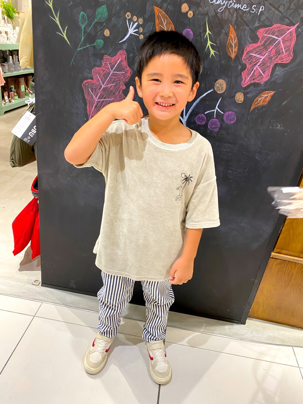 「ZARA KIDSのアイテム（Tシャツ/カットソー、グレー系）」を使った、SHUNKIさん（キッズ・120cm）の秋コーディネートの1枚目の写真