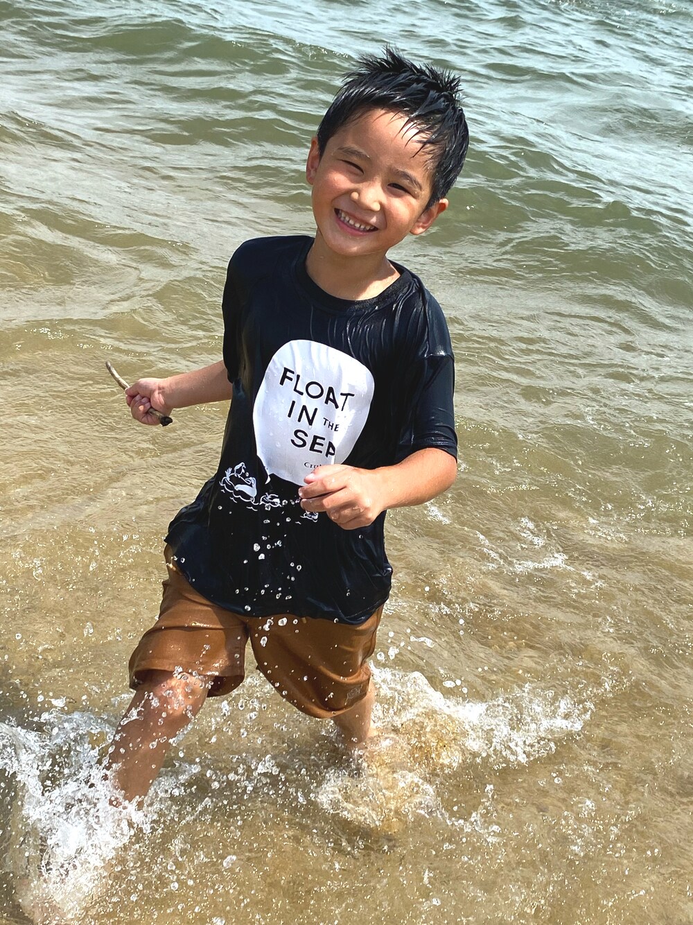 ブラック系のTシャツ/カットソー、ベージュ系のその他パンツを着用したキッズの夏コーディネートの1枚目の写真