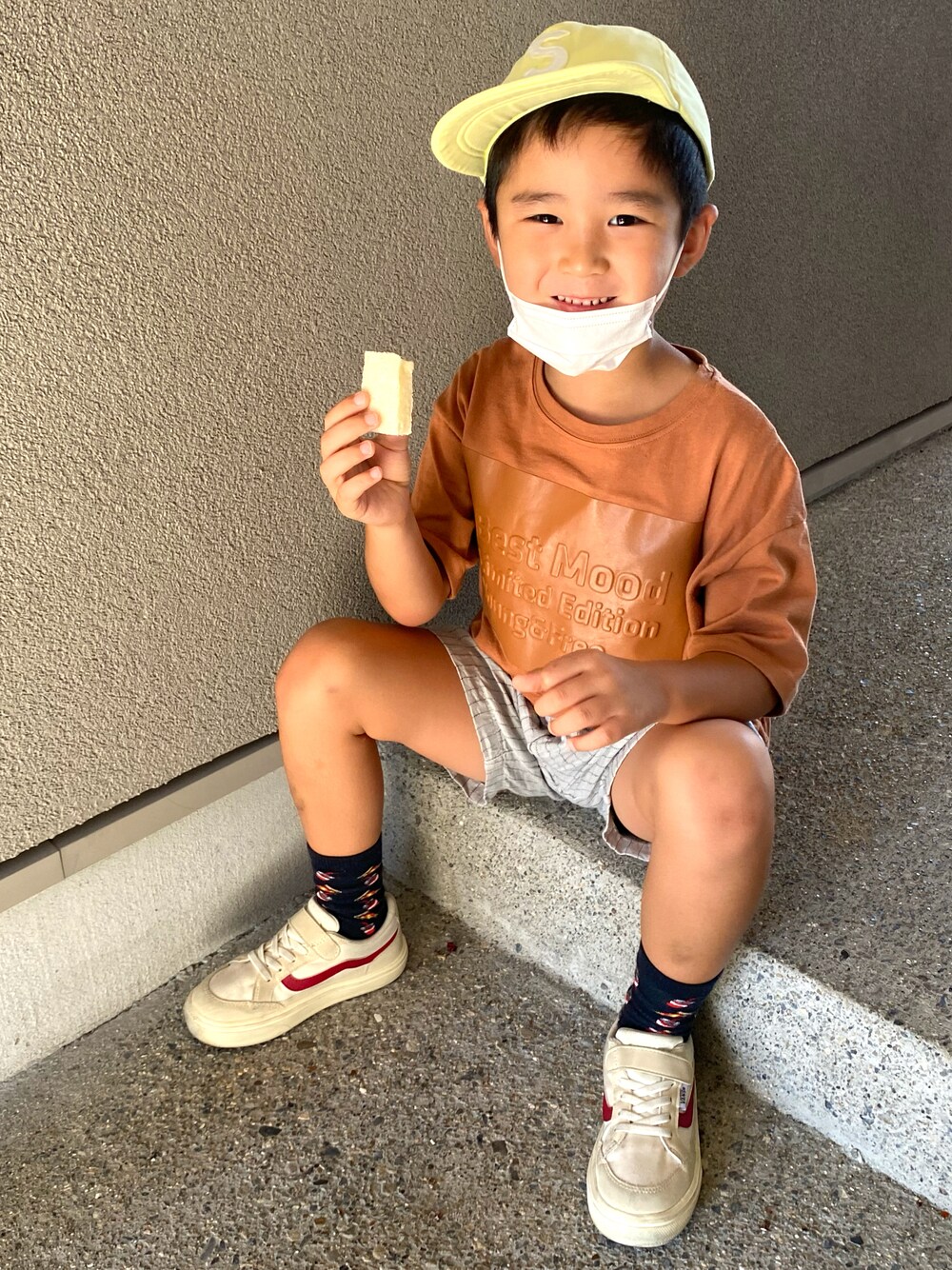 「ZARA KIDSのアイテム（Tシャツ/カットソー、ブラウン系）」を使った、SHUNKIさん（キッズ・120cm）の秋コーディネートの1枚目の写真