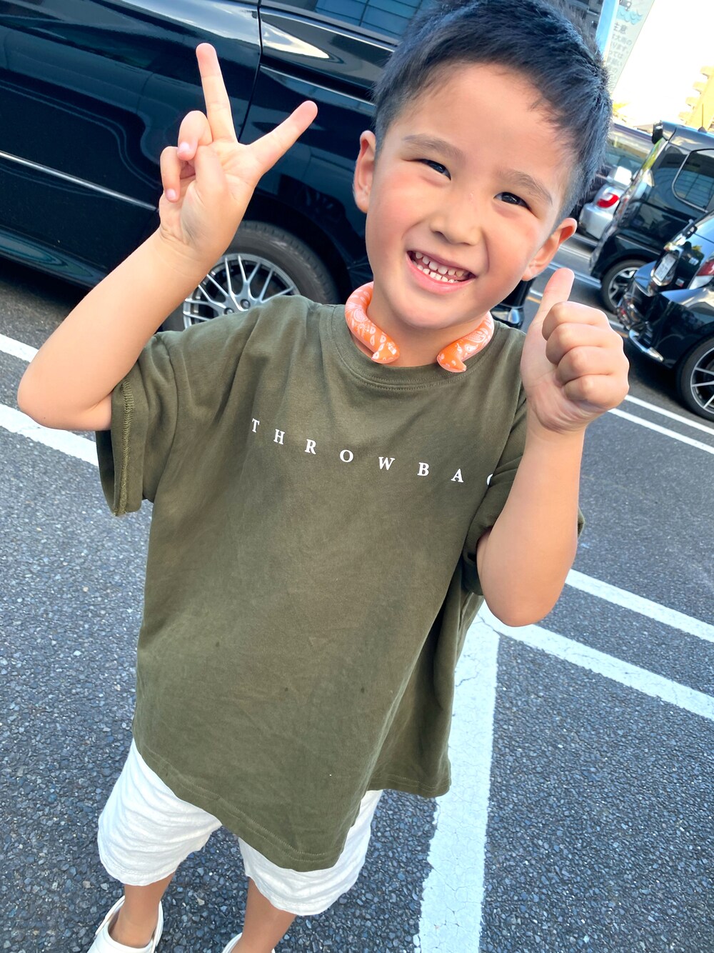 グリーン系のTシャツ/カットソー、ホワイト系のパンツを着用したキッズの夏コーディネートの1枚目の写真