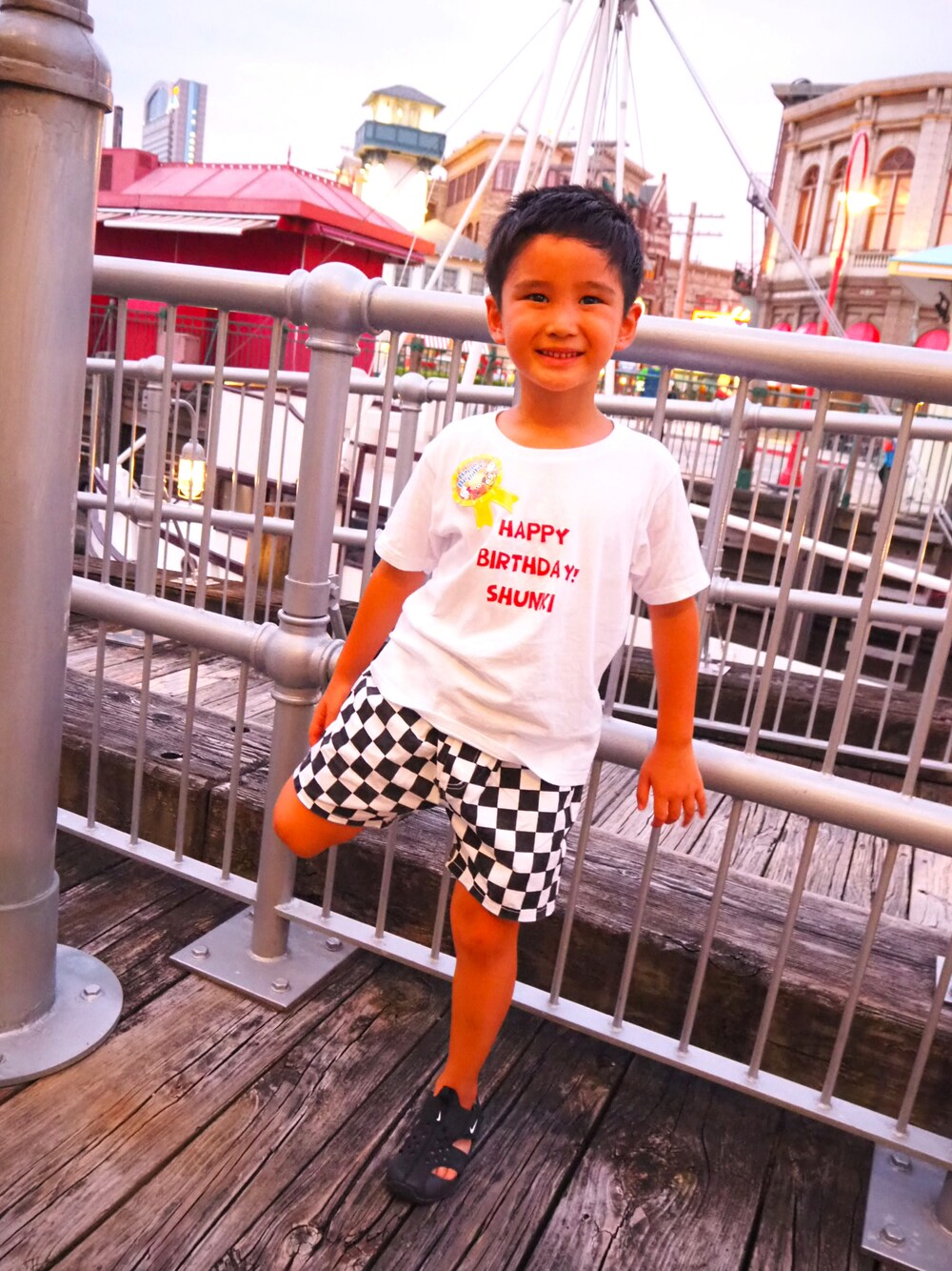 「leilani.shopのアイテム（Tシャツ/カットソー、ホワイト系）」を使った、SHUNKIさん（キッズ・120cm）の夏コーディネートの1枚目の写真