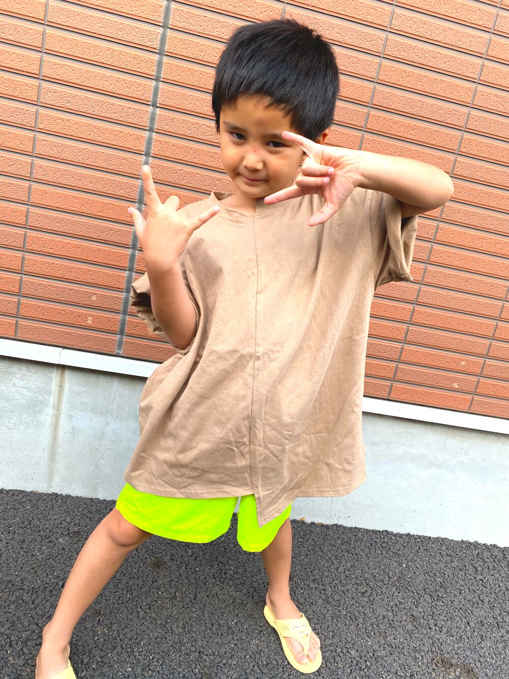 ベージュ系のTシャツ/カットソー、イエロー系のパンツを着用したキッズの夏コーディネートの1枚目の写真
