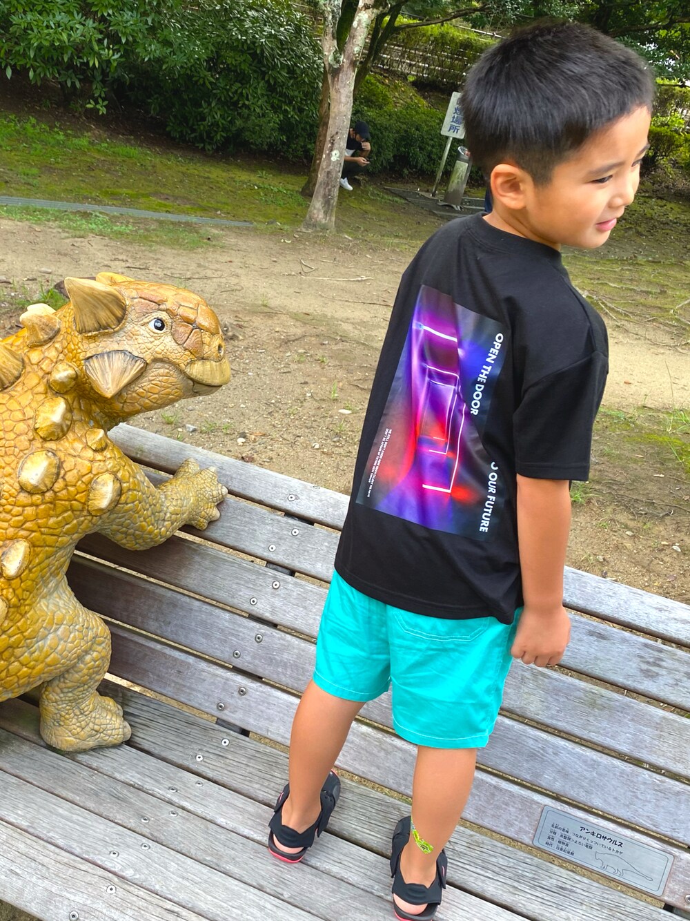 「RADCHAPの【RADCHAPプチプラ】ネオングラフィックＴシャツ（Tシャツ/カットソー、ブラック系）」を使った、SHUNKIさん（キッズ・120cm）の秋コーディネートの1枚目の写真