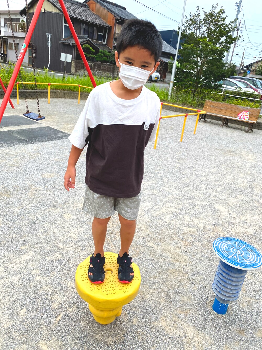 「ZARA KIDSのアイテム（Tシャツ/カットソー、ホワイト系）」を使った、SHUNKIさん（キッズ・120cm）の秋コーディネートの1枚目の写真