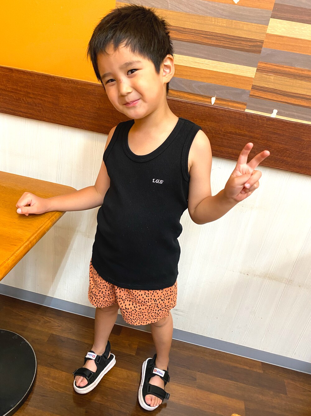「fo factoryのアイテム（タンクトップ、ブラック系）」を使った、SHUNKIさん（キッズ・120cm）の夏コーディネートの1枚目の写真
