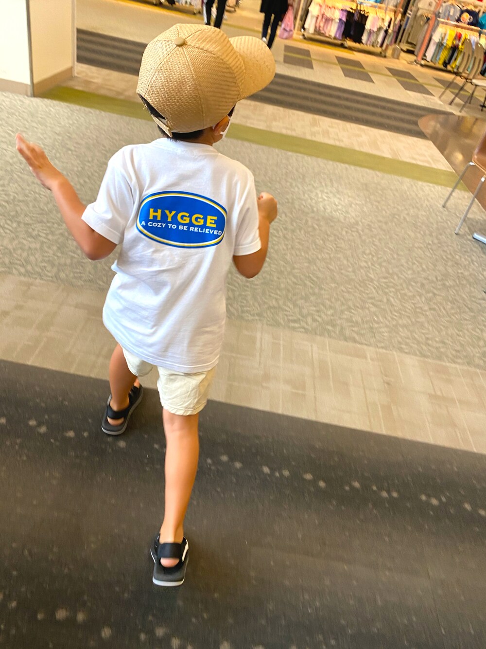 「HYGGEのアイテム（Tシャツ/カットソー、ホワイト系）」を使った、SHUNKIさん（キッズ・120cm）の秋コーディネートの1枚目の写真