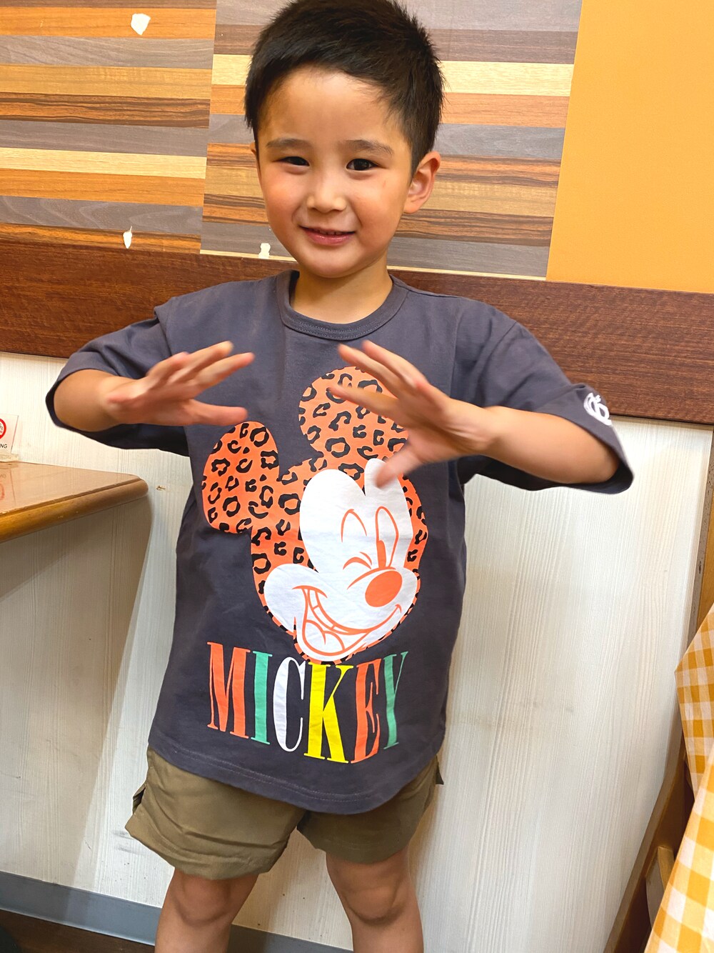 グレー系のTシャツ/カットソー、ベージュ系のパンツを着用したキッズの夏コーディネートの1枚目の写真