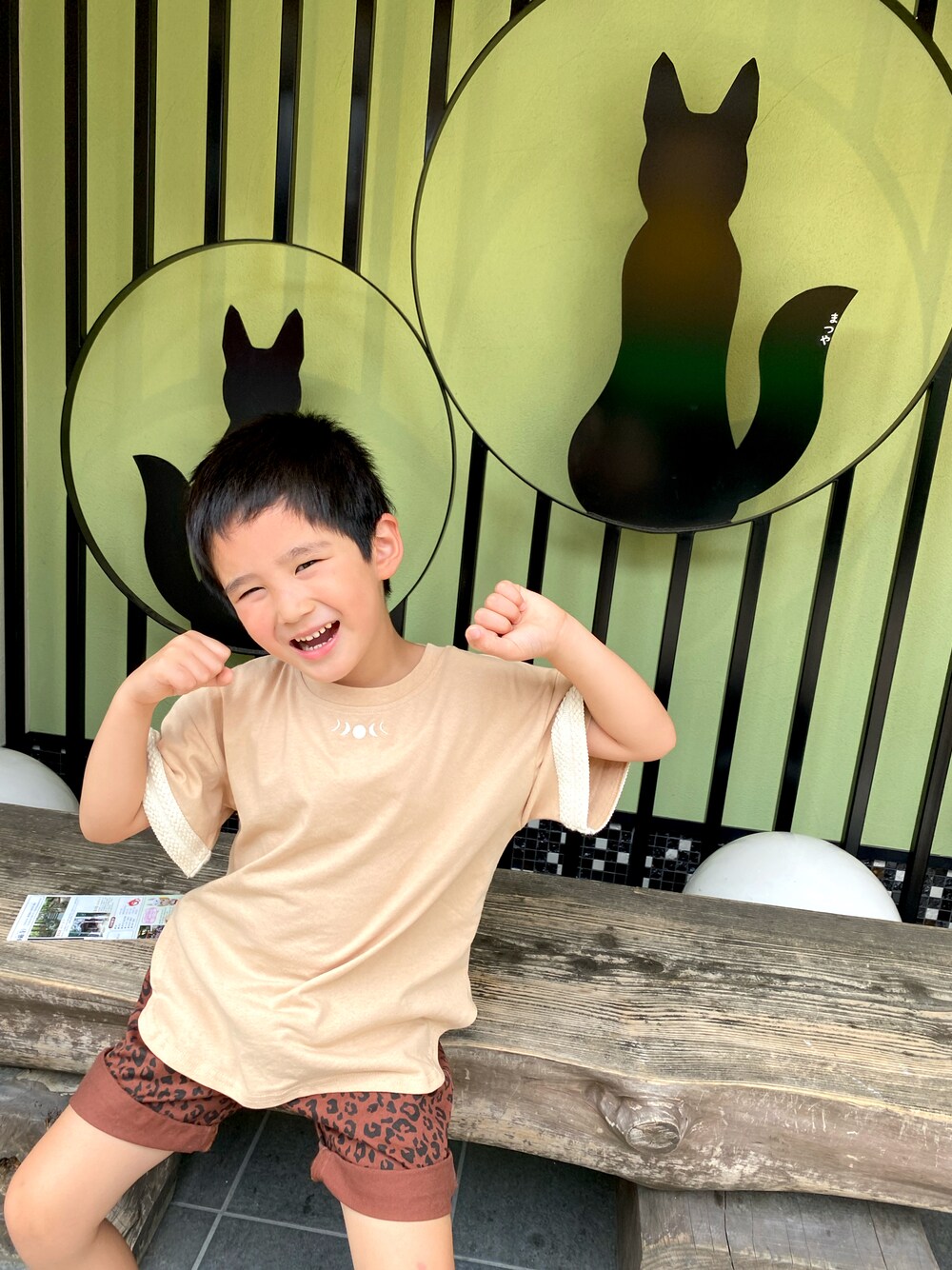 ベージュ系のTシャツ/カットソー、ブラウン系のパンツを着用したキッズの夏コーディネートの1枚目の写真