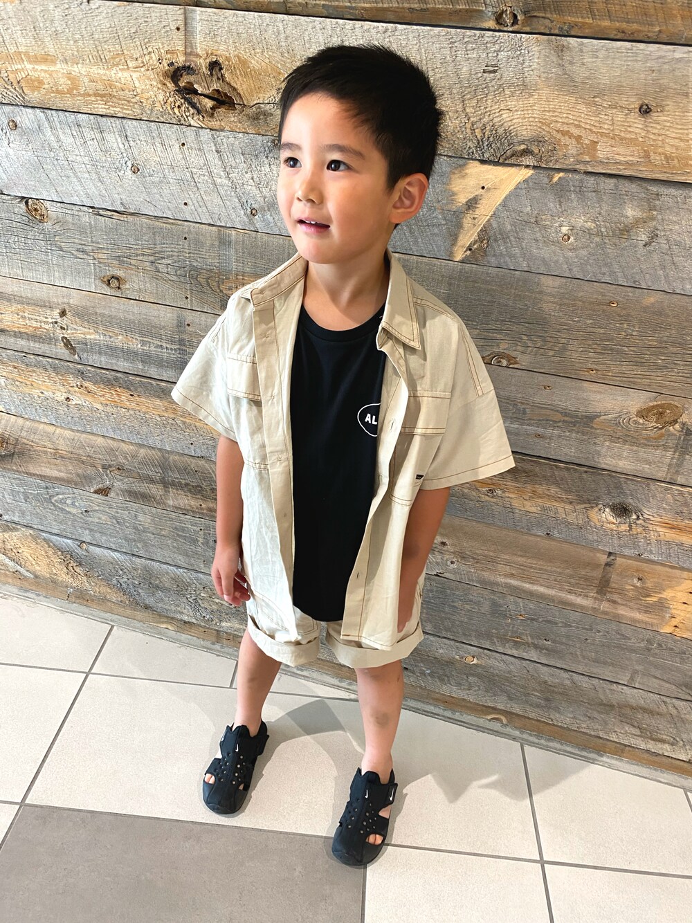 ベージュ系のシャツ/ブラウス、ベージュ系のその他パンツ、ブラック系のサンダルを着用したキッズの夏コーディネートの1枚目の写真