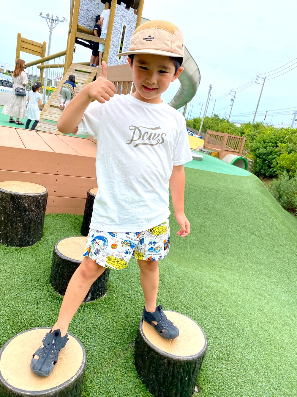 ホワイト系のTシャツ/カットソー、ホワイト系のその他パンツ、ブラック系のサンダルを着用したキッズの夏コーディネートの1枚目の写真